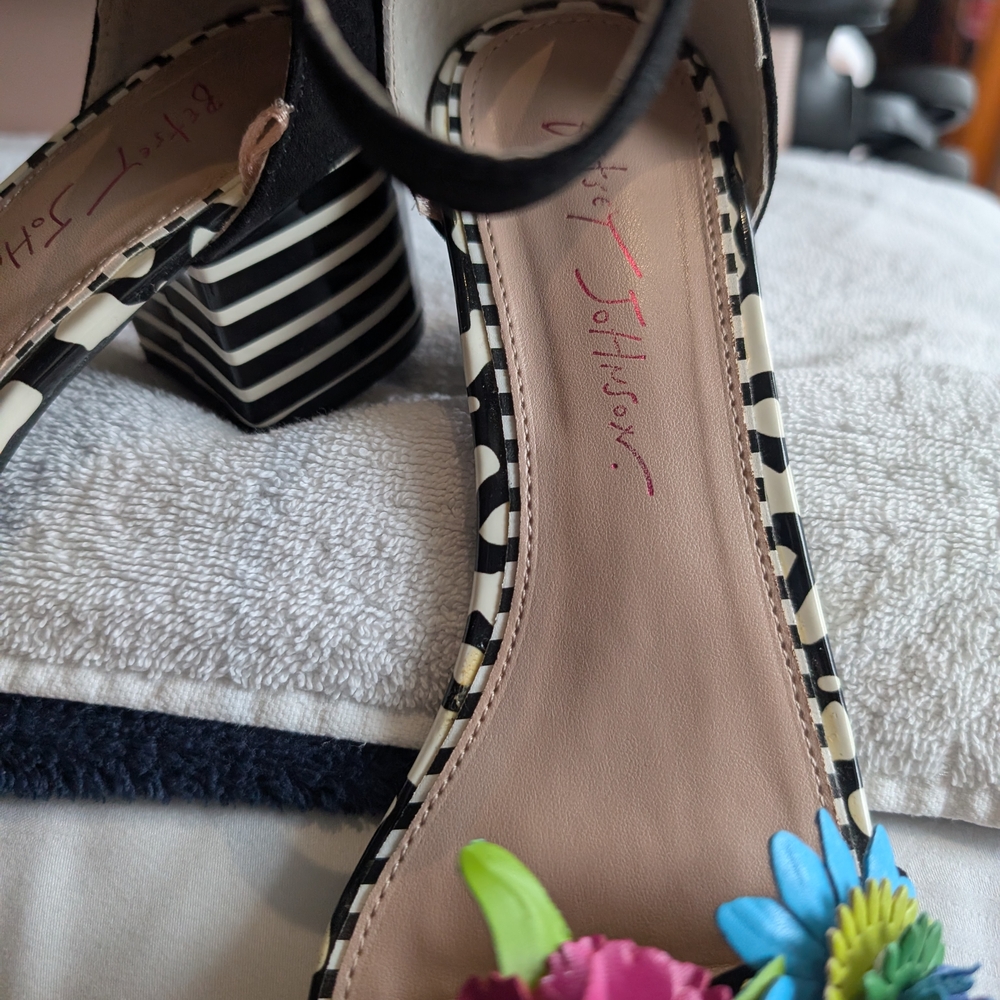 Betsey Johnson Black and White Floral Heels - Picture 7 of 16